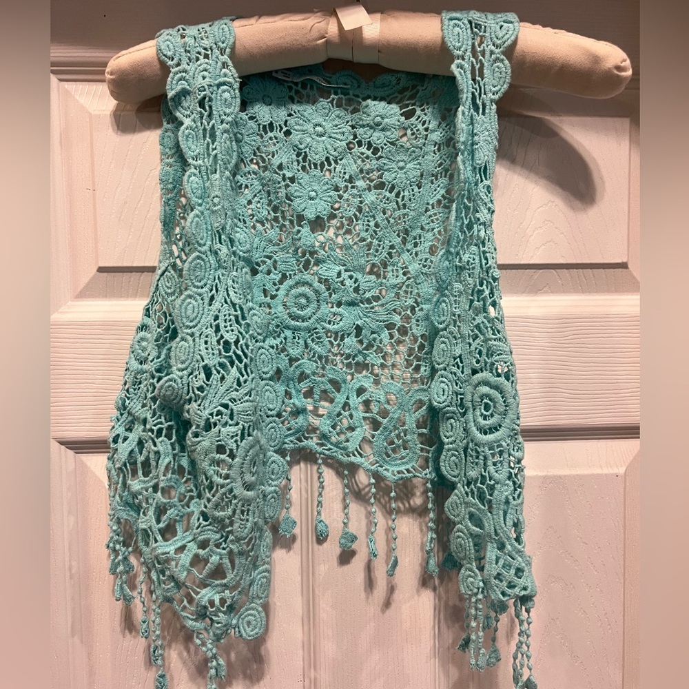 Maurice’s Crochet Lace Shawl Blue Boho Trendy Tassels Medium Chic Sleeveless